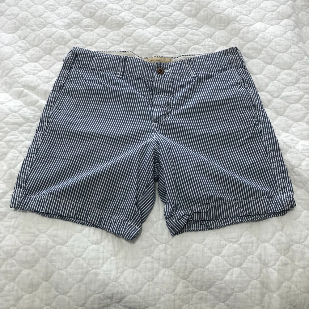 Men’s pinstriped shorts